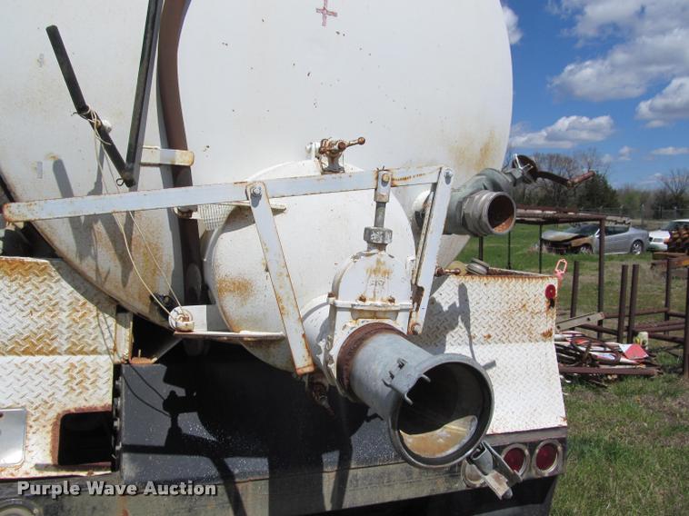 image for item K4933 1982 International F1924 vacuum truck