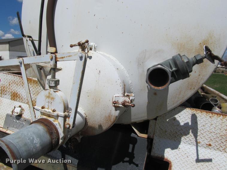 image for item K4933 1982 International F1924 vacuum truck