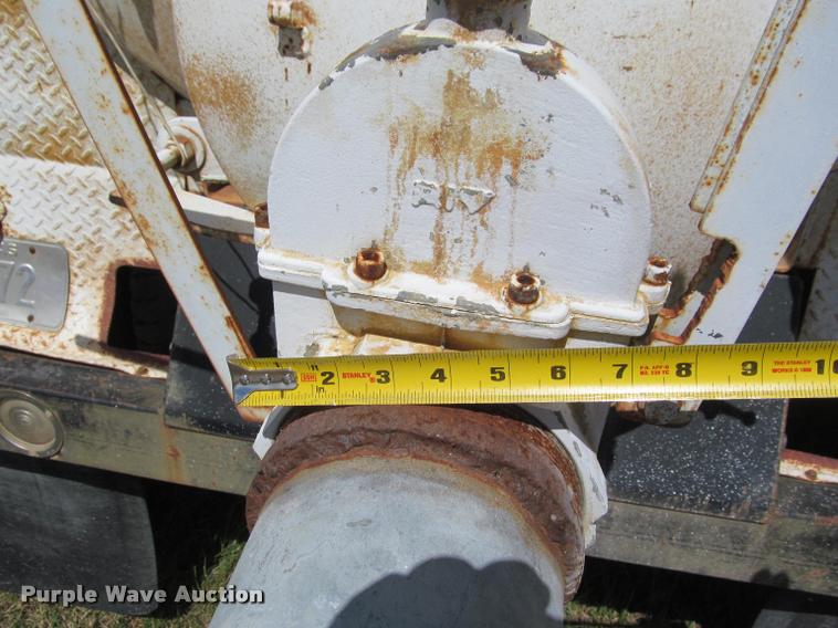 image for item K4933 1982 International F1924 vacuum truck