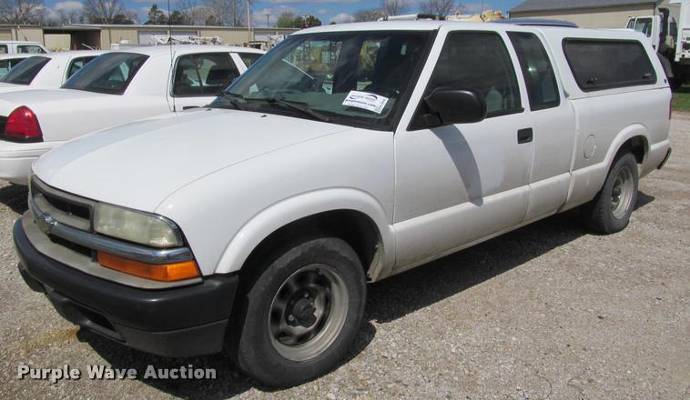 image for item K4936 2003 Chevrolet S10 Ext. Cab pickup truck