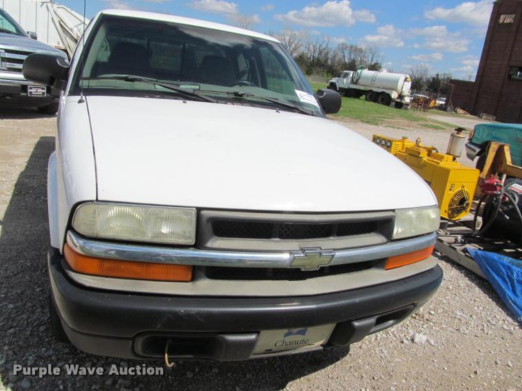 image for item K4936 2003 Chevrolet S10 Ext. Cab pickup truck