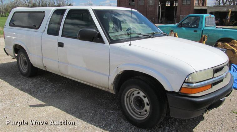 image for item K4936 2003 Chevrolet S10 Ext. Cab pickup truck