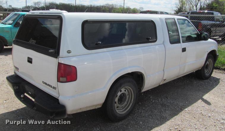 image for item K4936 2003 Chevrolet S10 Ext. Cab pickup truck