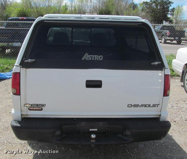 image for item K4936 2003 Chevrolet S10 Ext. Cab pickup truck