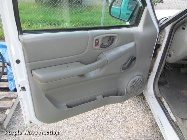 image for item K4936 2003 Chevrolet S10 Ext. Cab pickup truck