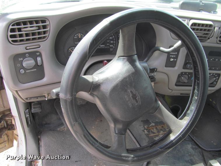 image for item K4936 2003 Chevrolet S10 Ext. Cab pickup truck