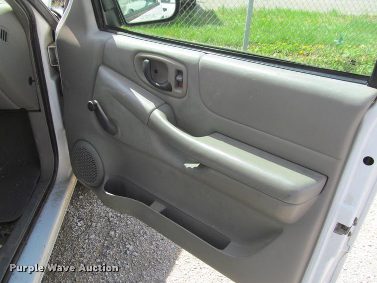 image for item K4936 2003 Chevrolet S10 Ext. Cab pickup truck