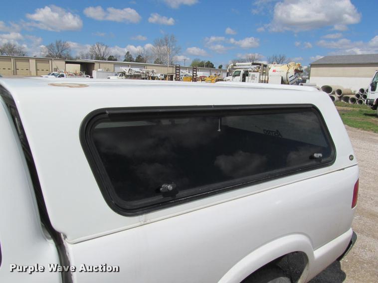 image for item K4936 2003 Chevrolet S10 Ext. Cab pickup truck