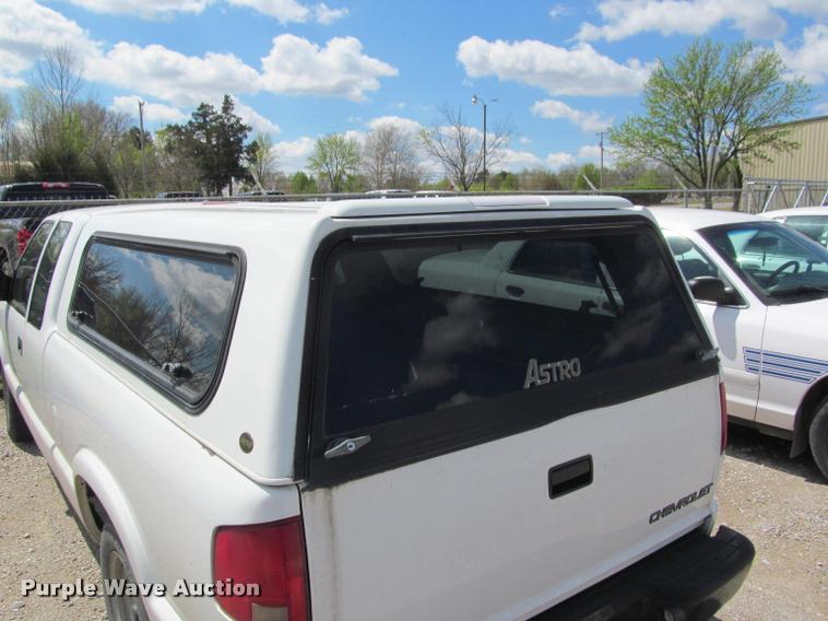 image for item K4936 2003 Chevrolet S10 Ext. Cab pickup truck