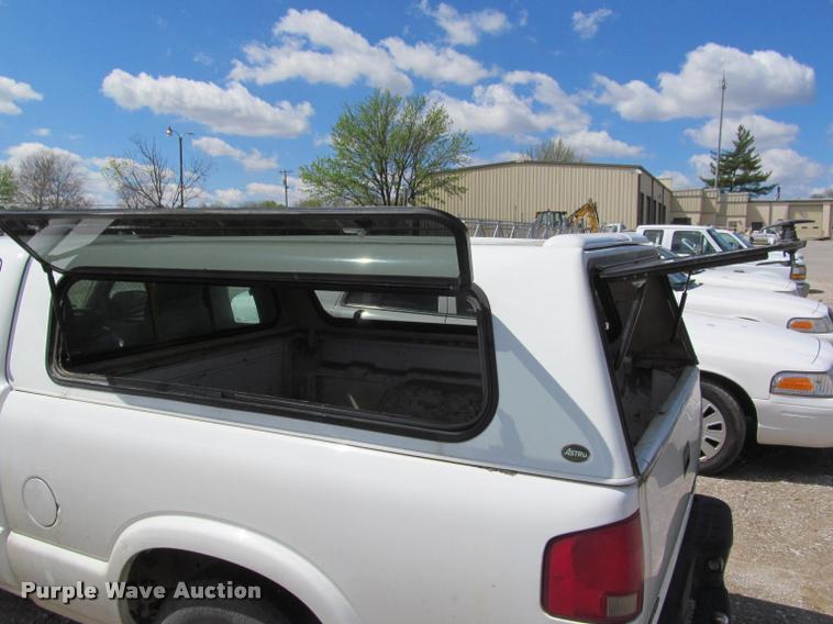 image for item K4936 2003 Chevrolet S10 Ext. Cab pickup truck