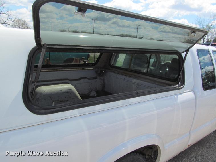 image for item K4936 2003 Chevrolet S10 Ext. Cab pickup truck