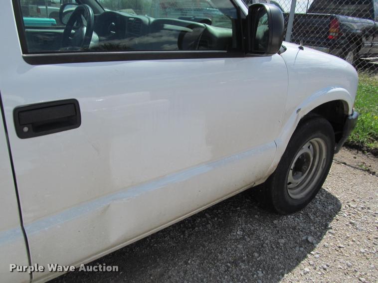 image for item K4936 2003 Chevrolet S10 Ext. Cab pickup truck
