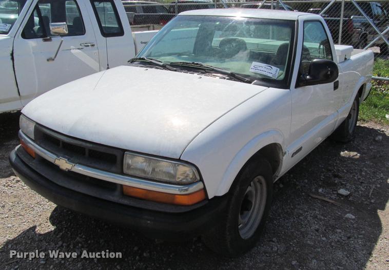image for item K4942 1998 Chevrolet S10 pickup truck