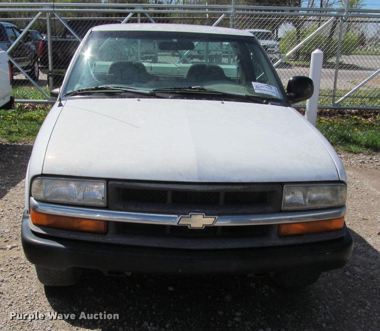 image for item K4942 1998 Chevrolet S10 pickup truck