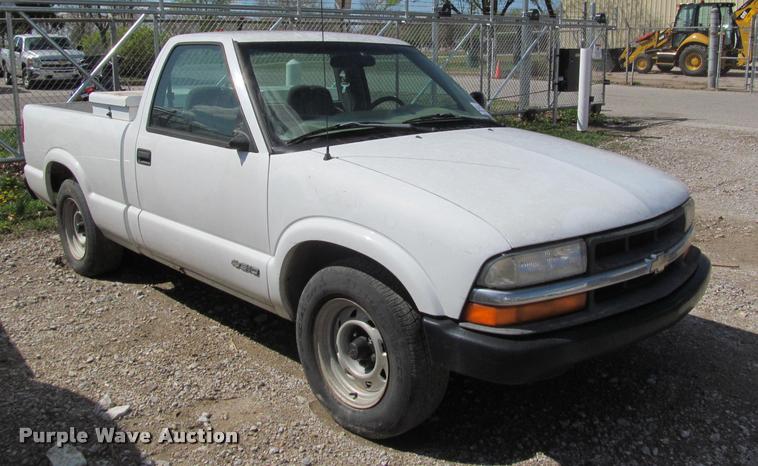 image for item K4942 1998 Chevrolet S10 pickup truck