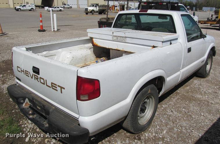 image for item K4942 1998 Chevrolet S10 pickup truck