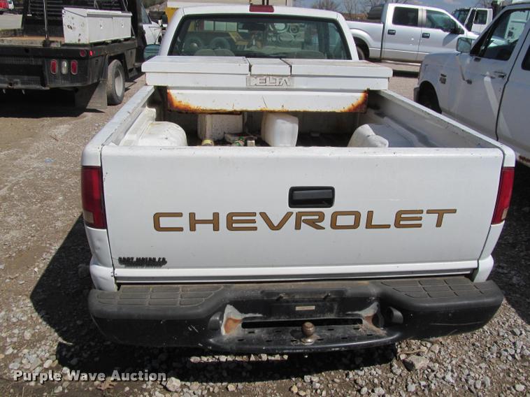 image for item K4942 1998 Chevrolet S10 pickup truck