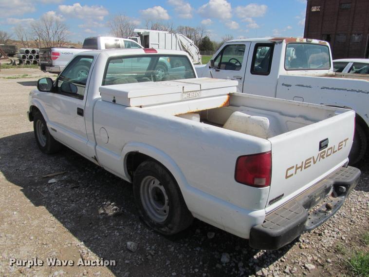 image for item K4942 1998 Chevrolet S10 pickup truck