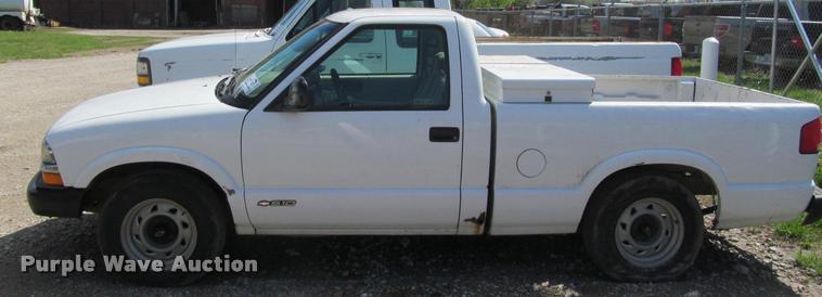 image for item K4942 1998 Chevrolet S10 pickup truck