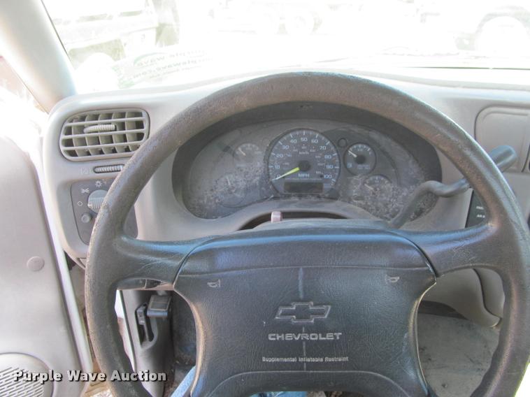 image for item K4942 1998 Chevrolet S10 pickup truck