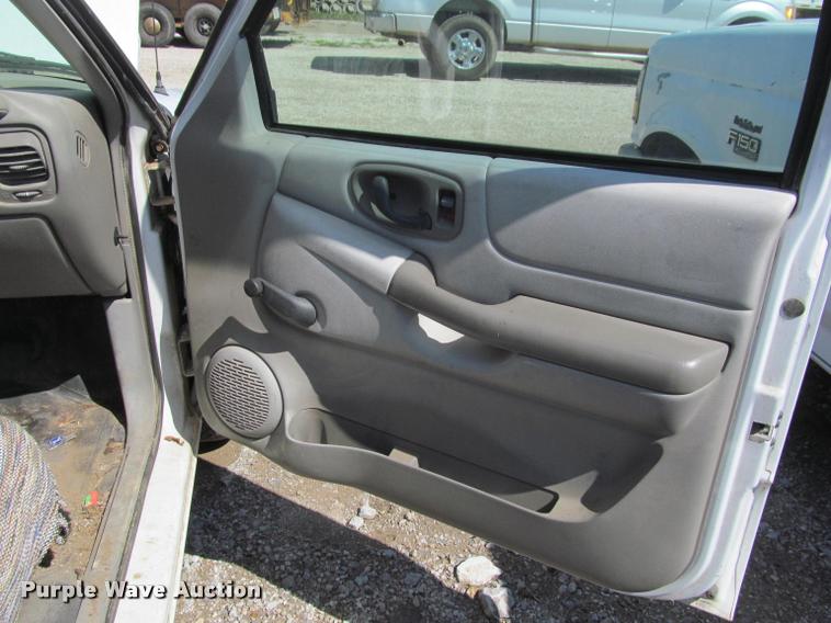 image for item K4942 1998 Chevrolet S10 pickup truck