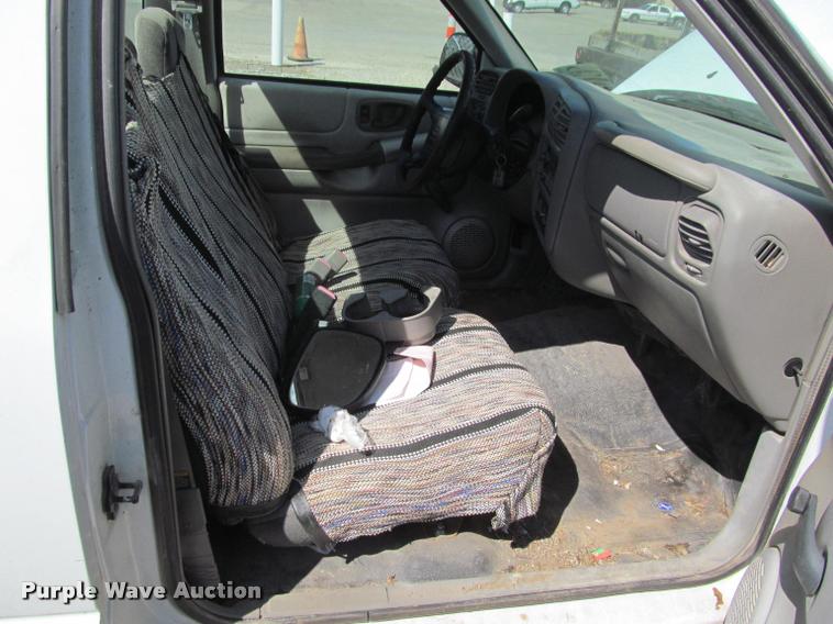 image for item K4942 1998 Chevrolet S10 pickup truck