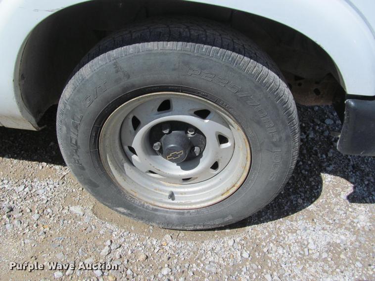 image for item K4942 1998 Chevrolet S10 pickup truck