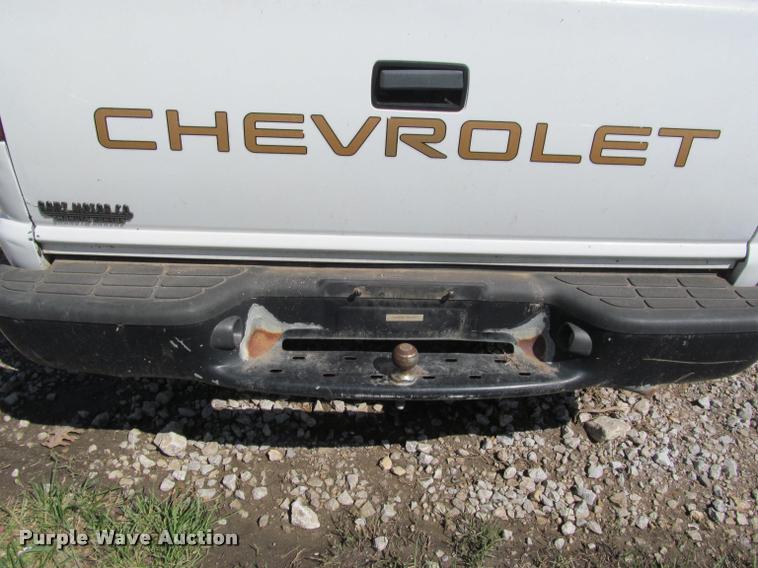 image for item K4942 1998 Chevrolet S10 pickup truck