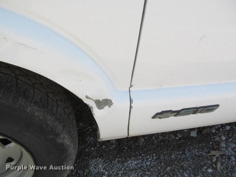 image for item K4942 1998 Chevrolet S10 pickup truck