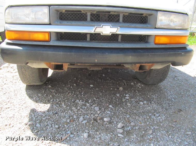 image for item K4942 1998 Chevrolet S10 pickup truck