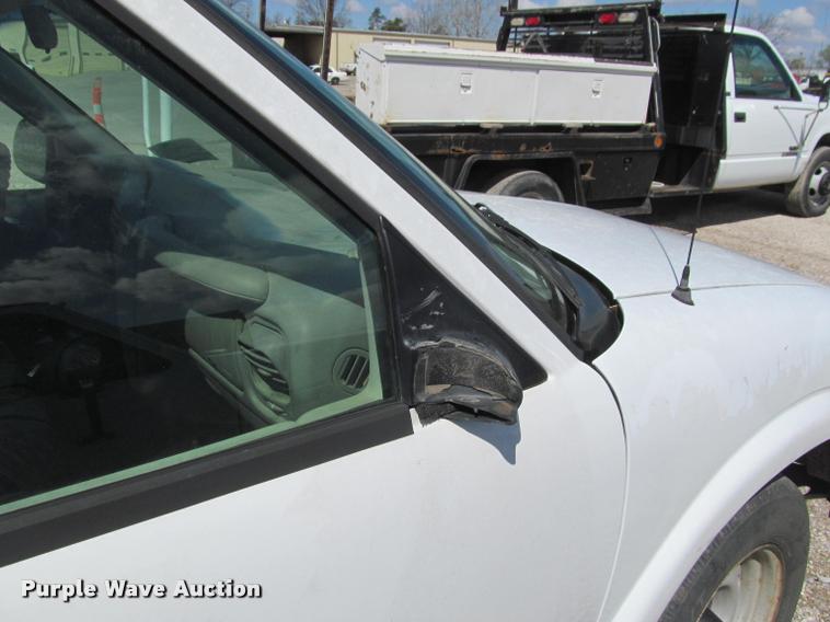 image for item K4942 1998 Chevrolet S10 pickup truck