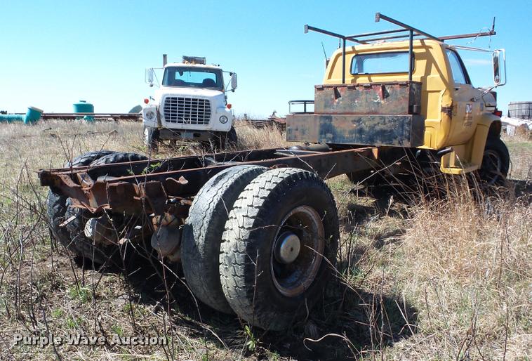 image for item K6477 1976 Chevrolet C65 truck cab and chassis