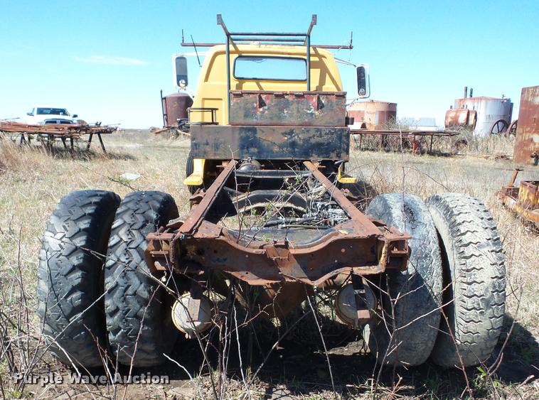 image for item K6477 1976 Chevrolet C65 truck cab and chassis