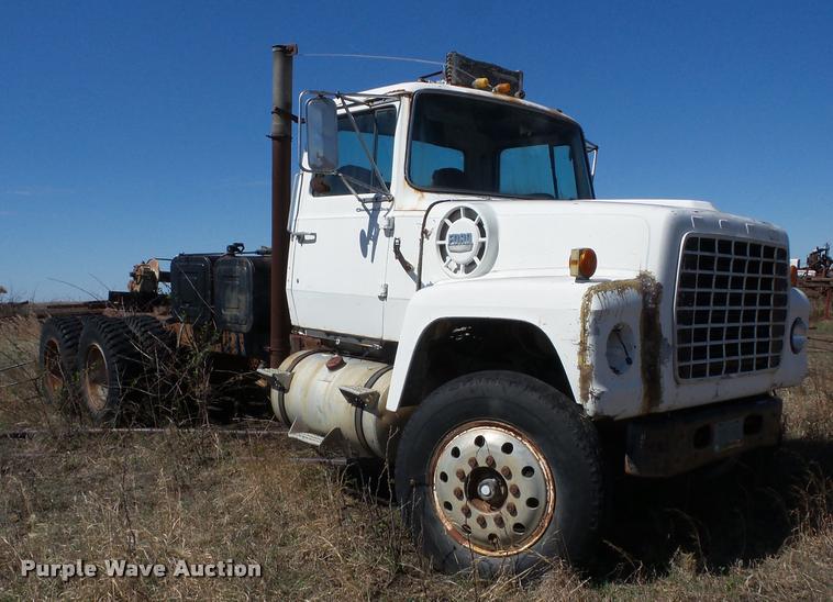 image for item K6478 1970 Ford 9000 truck cab and chassis