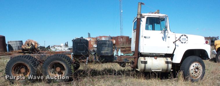 image for item K6478 1970 Ford 9000 truck cab and chassis