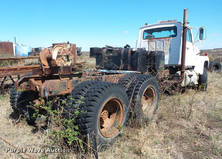 image for item K6478 1970 Ford 9000 truck cab and chassis