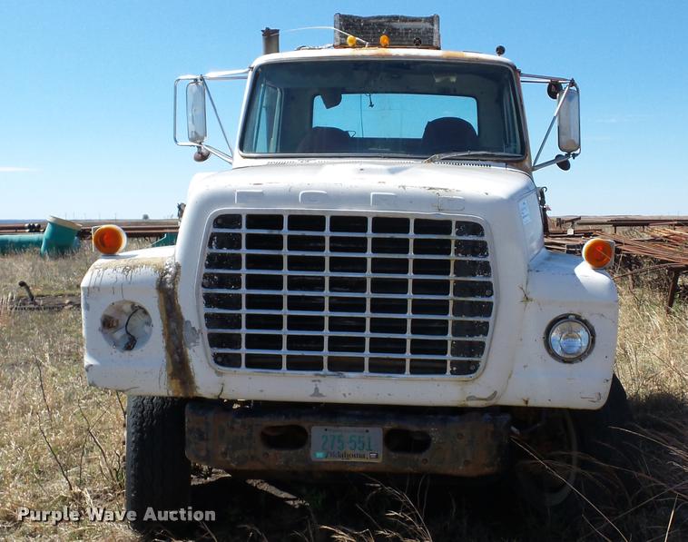 image for item K6478 1970 Ford 9000 truck cab and chassis