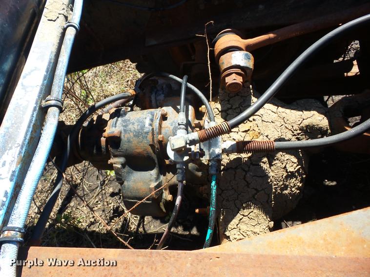 image for item K6478 1970 Ford 9000 truck cab and chassis