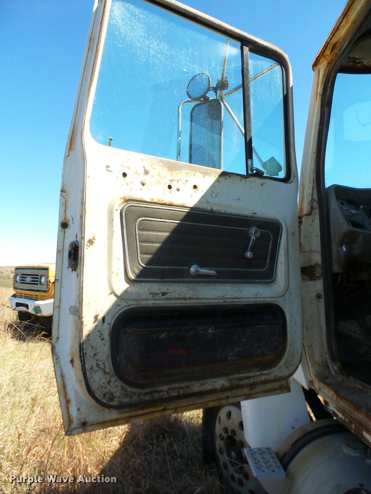 image for item K6478 1970 Ford 9000 truck cab and chassis