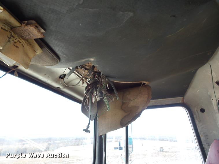 image for item K6478 1970 Ford 9000 truck cab and chassis