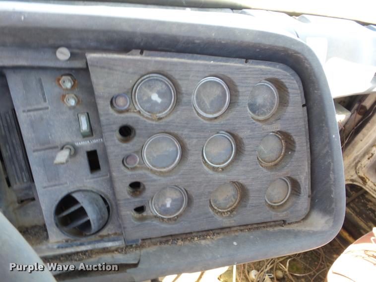 image for item K6478 1970 Ford 9000 truck cab and chassis