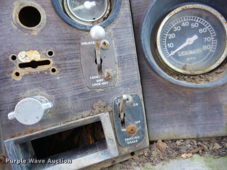 image for item K6478 1970 Ford 9000 truck cab and chassis