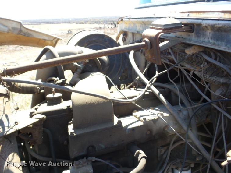 image for item K6478 1970 Ford 9000 truck cab and chassis