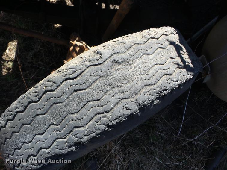 image for item K6478 1970 Ford 9000 truck cab and chassis