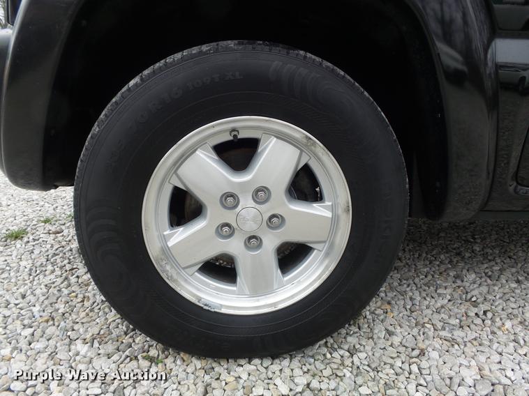 image for item K7690 2004 Jeep Liberty Limited SUV