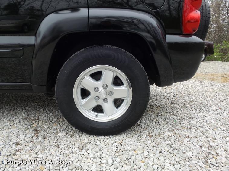 image for item K7690 2004 Jeep Liberty Limited SUV