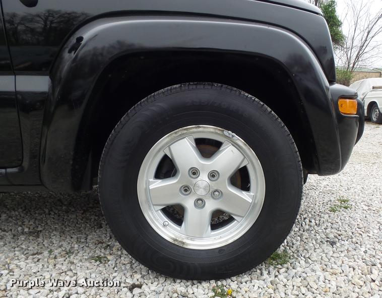 image for item K7690 2004 Jeep Liberty Limited SUV