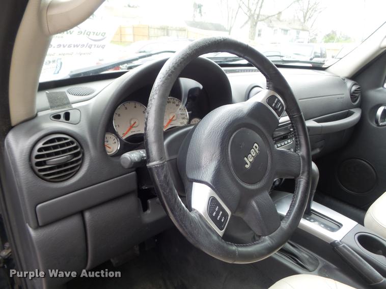 image for item K7690 2004 Jeep Liberty Limited SUV