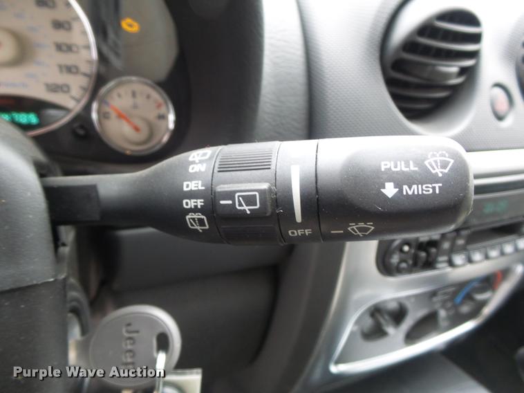 image for item K7690 2004 Jeep Liberty Limited SUV