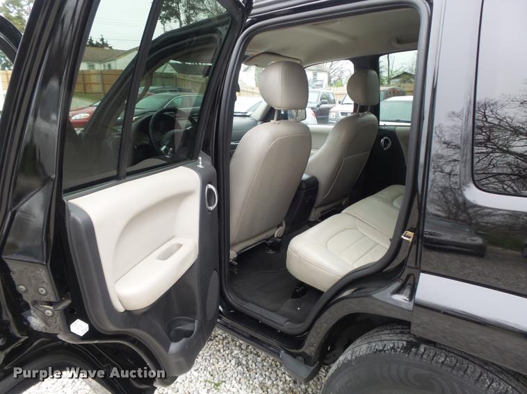 image for item K7690 2004 Jeep Liberty Limited SUV